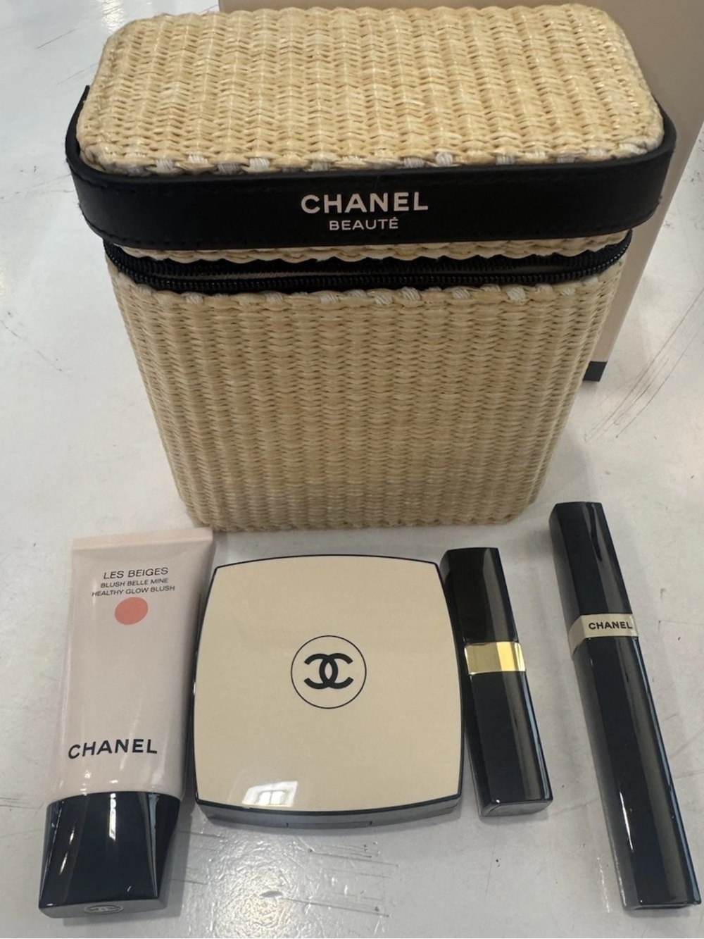 NIB CHANEL LES BEIGES HEALTHY GLOW
SUMMER ESSENTIALS 2026 WICKER BASKET SET💕